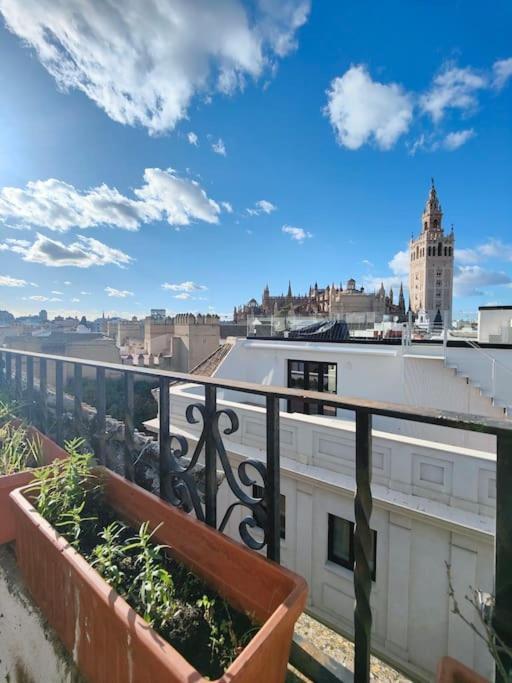 Lovely 1-Bedroom Loft With Terrace. Amazing View. Séville Extérieur photo